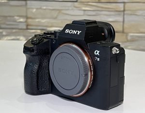 Sony Alpha 7 III váz + cage eladó