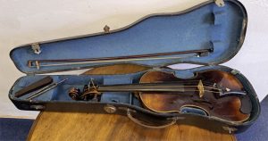 St. violin with accessories JOSEPH KLOZ An: 1730