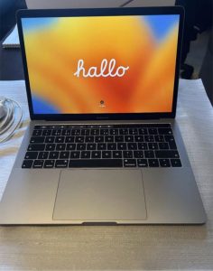 Apple MacBook Pro 13,3