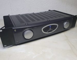 Behringer A500 hidalható mono/sztereó végfok erősítő