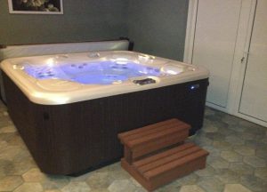 Hotspring Envoy 5-person massage pool Jacuzzi