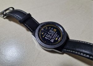 Samsung Galaxy Watch 42 mm including a set of straps