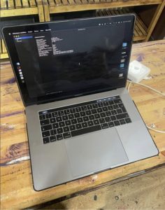 MacBook Pro 24,3 i7 16gb 256 SSD Touchbar 2018