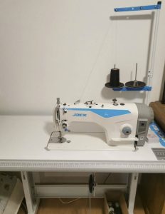 Jack F5 industrial speed sewing machine in perfect condition with table