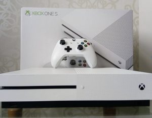 Xbox One S 1TB, 4K, HDR, Bluray complete with box for Christmas!