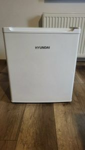 I am selling a small HYUNDAI RSC050WW8F refrigerator