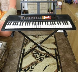 Keyboard Yamaha PSR-F51 so stojanom