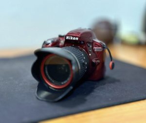 Nikon D3300 + 18-55mm 1:3.5-5.6G + 32GB SD + Strap