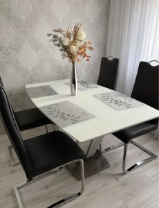 Dining table (can be enlarged) with 4 chairs