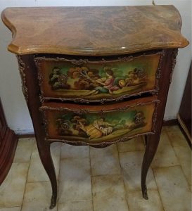 Antique chest of drawers