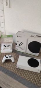 Újszerű pár alkalommal használt Xbox series S két controllerrel