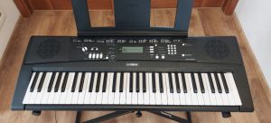 Yamaha EZ-220 electric keys