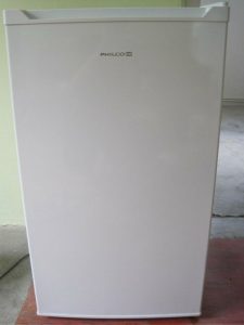 Single-door refrigerator with freezer compartment