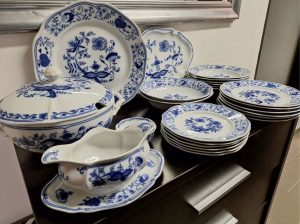 Cibulak porcelain set