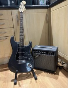 Squier Affinity Stratocaster HSS charcoal és Fender Frontman 15G