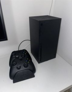 Xbox Series X - 1 TB + 2 controllers with charger