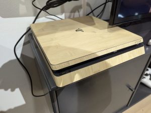 PS4 Slim 1TB + 6 hier + 2 ovládače v cene