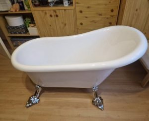 Bathtub 75x150 cm standing on white legs