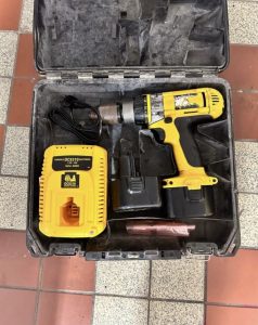 Set Dewalt cordless hammer drill + cordless vacuum cleaner