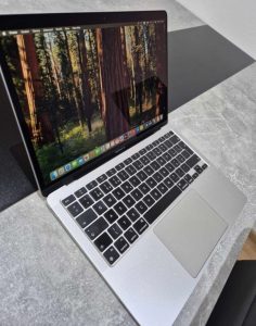 Apple Macbook Air M1 2020 silver - jako nový