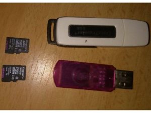 Predám pamatovu kartu 32 GB a USB kluc 8GB