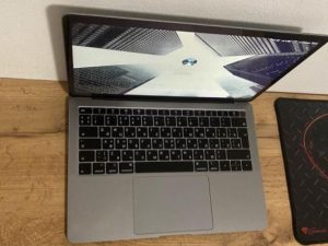 MacBook Air 2019 space gray.