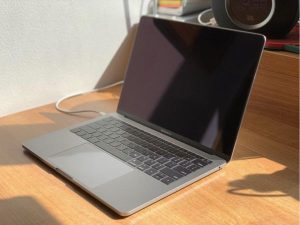 Macbook Pro i5 128GB & Magic Keyboard & Touchpad