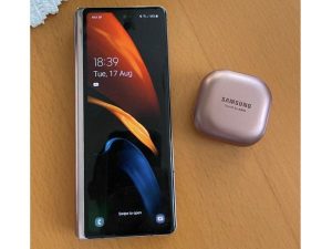 Samsung Galaxy Z Fold 2 5G + Galaxy Buds Live