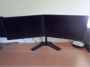 Stojan s dvomi monitormi HP ProDisplay P242VA FULL