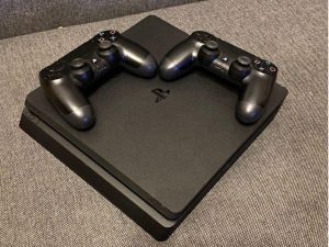 Playstation 4 slim 1000gb Velmi dobry stav 2 ovlad