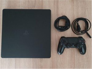 Playstation 4 slim 1Tb CZ Velmi dobry stav