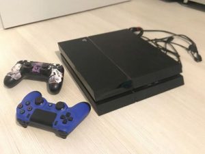 Playstation 4 (1 TB) + 2 ovládače