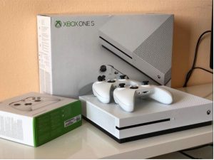 Xbox One S 1TB s 2 ovládačmi + darček.