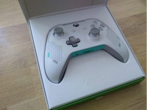 Xbox One S Controller - Sport White + Charge Kit