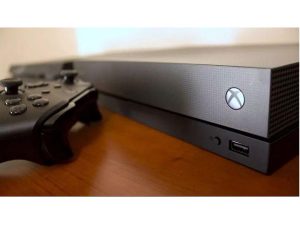 Xbox One X 1TB + Xbox One Play & Charge Kit