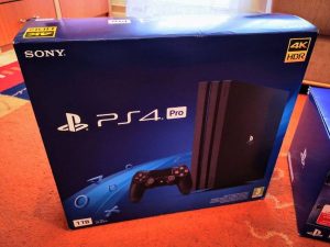 Na predaj PS4 Pro 1TB + VR Bundle + 2 Dualshock 4 + Dock Controller