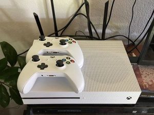 Xbox One S 1TB + extra ovládač + hry Fifa 20, Fifa 21