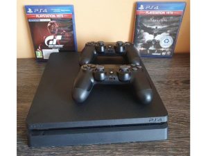 PS4 slim 1TB + 2 ovládače