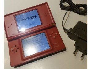 Nintendo DS s hrou Bolt a nabíjačkou.