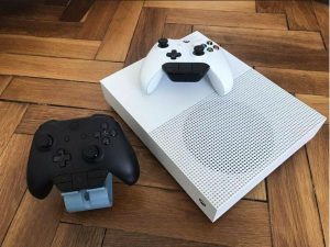 XBOX ONE S 1 TB (ALL DIGITAL EDITION) + 2 ovládače