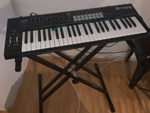 Novation Launchkey 49 so statívom