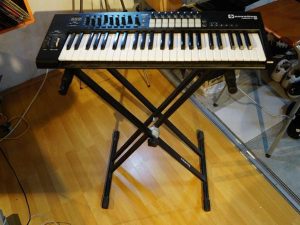 Novation Launchkey 49 so stojanom