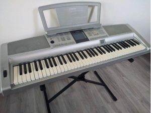 Klávesy YAMAHA PortableGrand DGX-305 + levý pedál