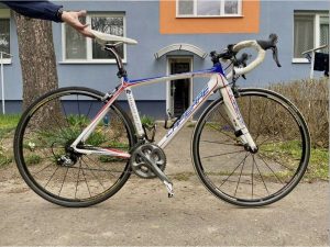 Cestny bicycle