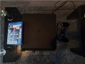 Predám Playstation 4 Slim 500GB