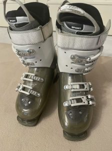 I am selling ATOMIC ski boots