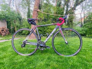 I am selling a Focus Cayo road bike, size S, 105