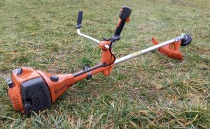 Husqvarna 555 Rxt lawnmower brush cutter 1 year, 3.8 Le