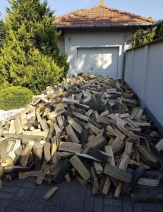 Kitchen-ready firewood with home delivery