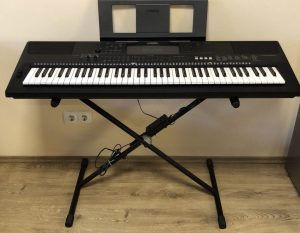 Yamaha PSR-EW400 synthesizer + stand